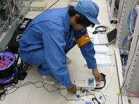 機器測定風景、今野社員.JPG